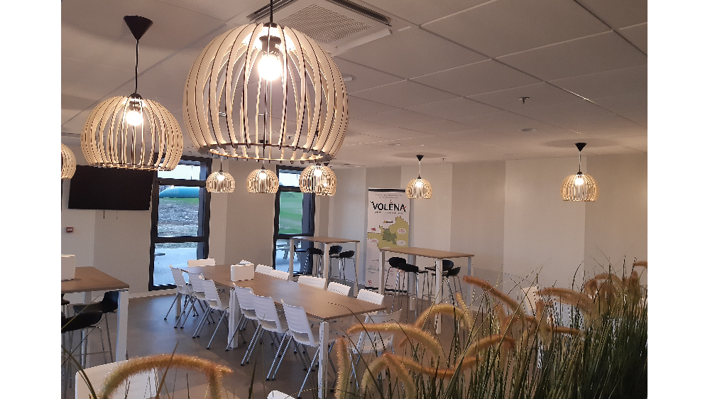 salle de pause avec tables et ambiance nature