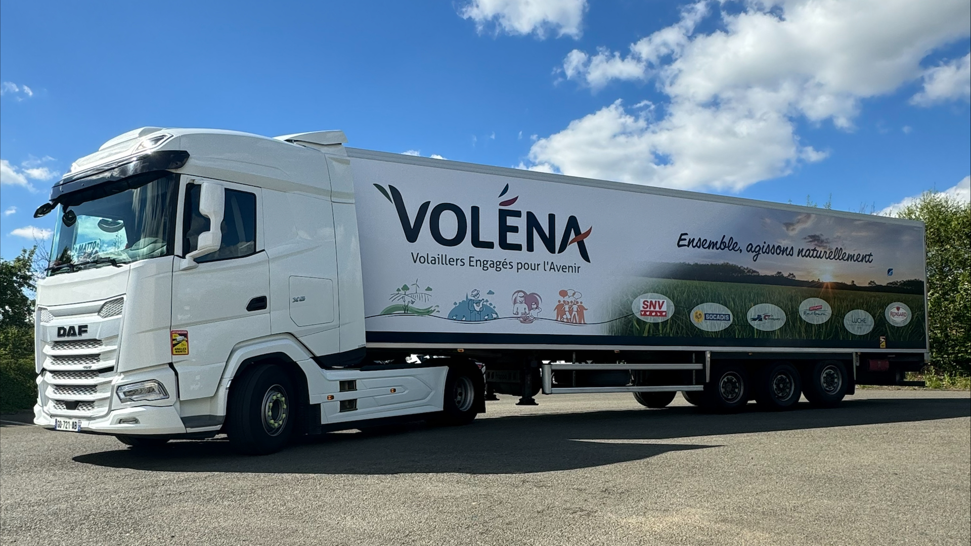 Camion frigo STC aux couleurs de VOLENA