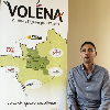 Entretien avec Yoann devant l'affiche de Volena avec la carte