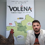 Vidéo de Benjamin Ergonome devant l'affiche Volena